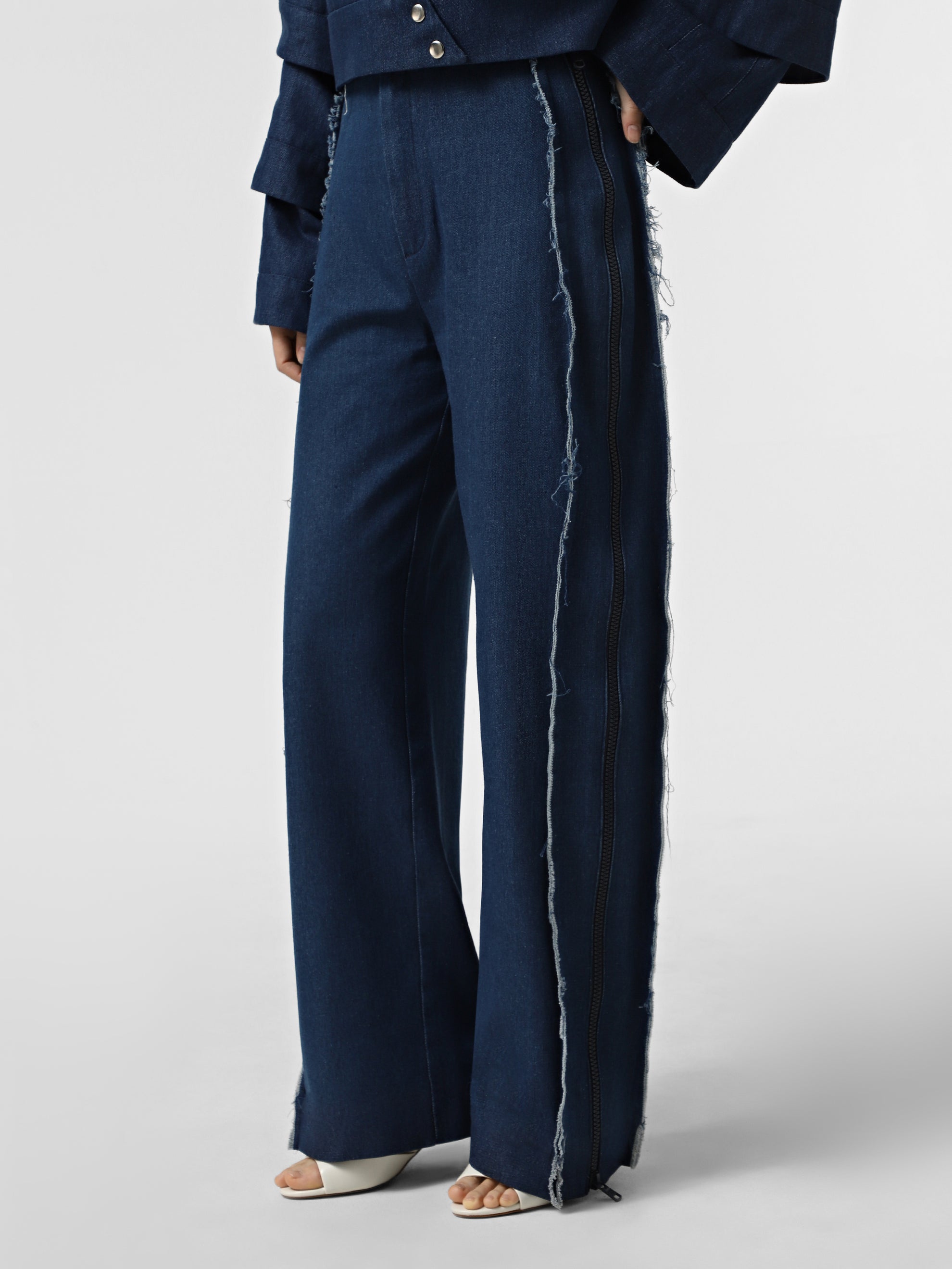 ZIPPED DENIM JEANS